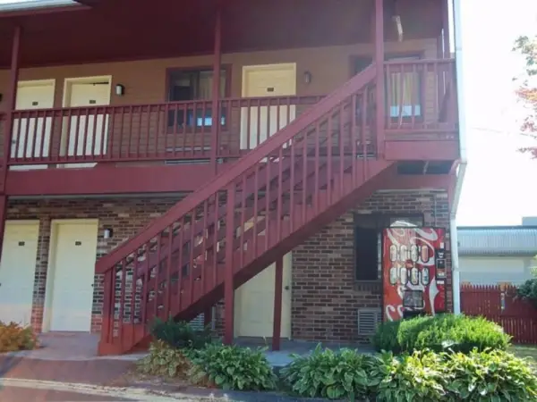 Naugatuck Motor Lodge 10